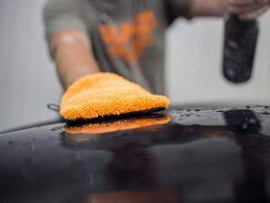  Prikaz rada s glinom za auto na laku uz lubrikant: uklanja zapečenu nečistoću i ostavlja površinu glatkom.