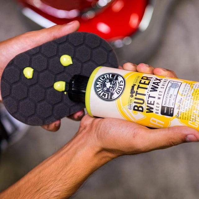 Chemical Guys Butter Wet Wax na crnom ručnom Hex Logic aplikatoru